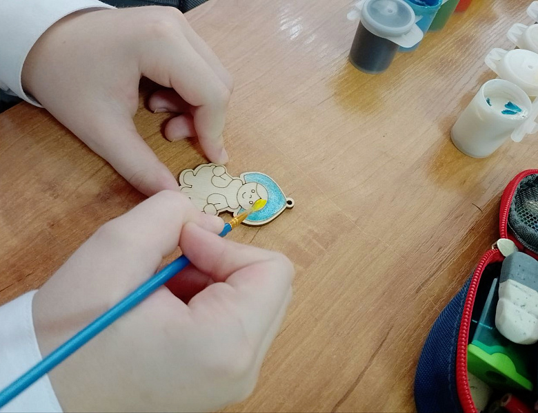 Раскрась свою ёлочную игрушку!