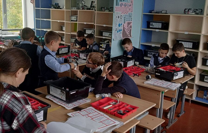 В объединениях "Атом" , "Робот и Я" кипит работа.
