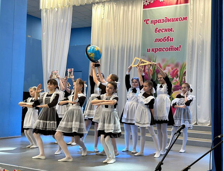 Обучающиеся объединения "Карусель"  поздравляют с праздником.