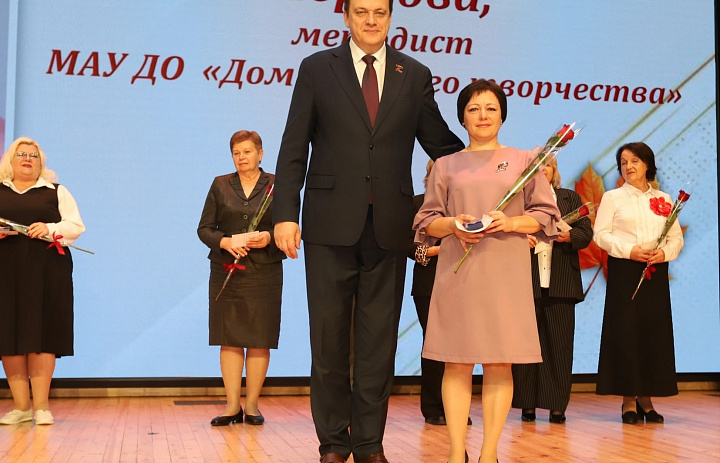 День учителя — праздник особый, полный света, добра и тепла! 