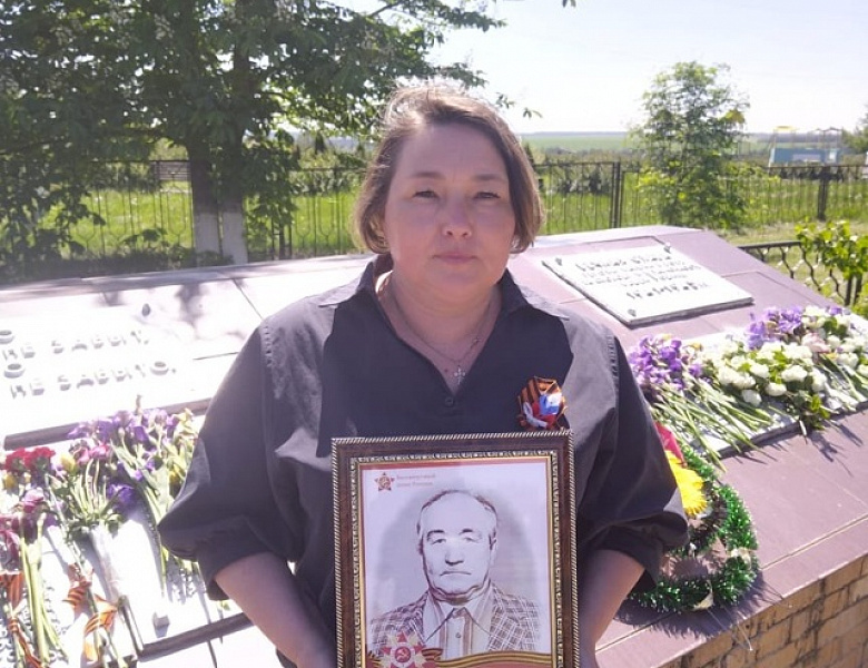 "Нет в России семьи такой, где б не памятен  был свой герой".