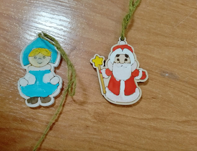 Раскрась свою ёлочную игрушку!